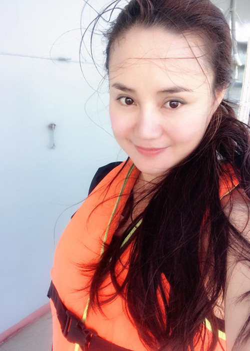 Vy Oanh tâm sự: “Hôm nay anh người yêu lấy tàu thuyền các kiểu chở em đi dạo biển để cua em đây mà”.