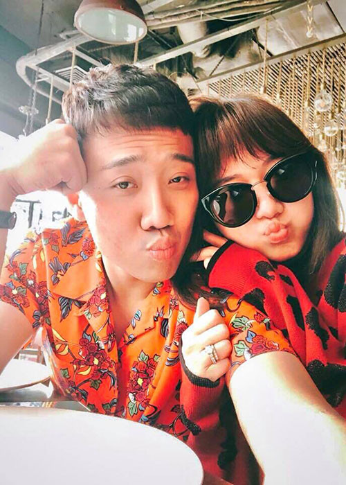 Fans thích thú trước hình ảnh Trấn Thành - Hari Won chu môi tạo dáng.