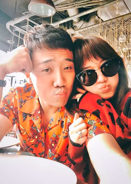 Fans thích thú trước hình ảnh Trấn Thành - Hari Won chu môi tạo dáng.