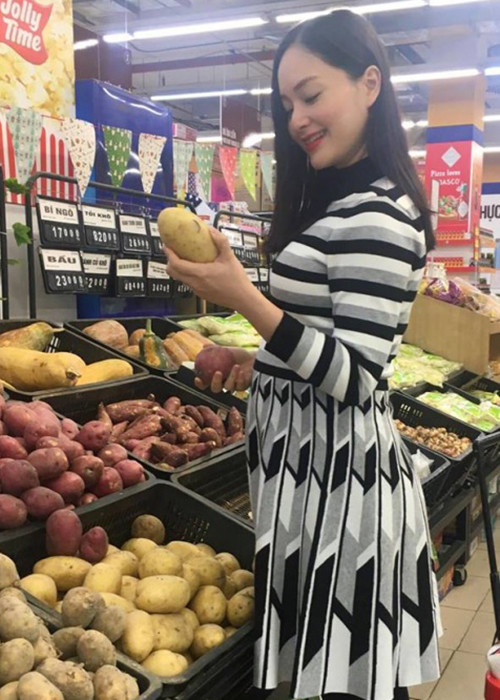 Lan Phương chia sẻ: “Nhân 1 ngày ra Hà Nội thăm anh ấy, mình xung phong đi chợ nấu ăn tối nay. Tất nhiên là với sự hướng dẫn của anh ấy. Với trình độ của mình bây giờ thì anh ấy vẫn là đầu bếp giỏi”.