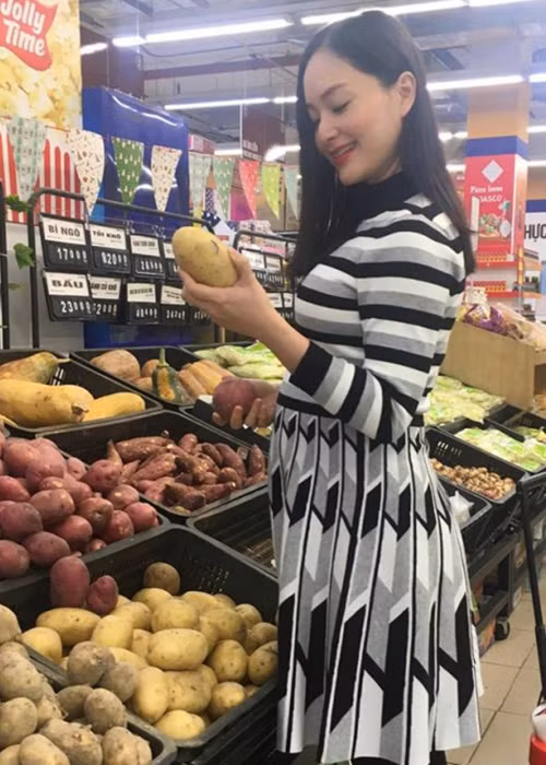 Lan Phương chia sẻ: “Nhân 1 ngày ra Hà Nội thăm anh ấy, mình xung phong đi chợ nấu ăn tối nay. Tất nhiên là với sự hướng dẫn của anh ấy. Với trình độ của mình bây giờ thì anh ấy vẫn là đầu bếp giỏi”.