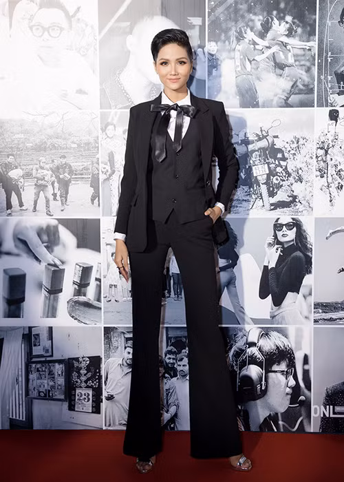 Tham gia chương trình, H’hen Niê đóng vai trò khách mời trao giải thưởng “Nhóm nhân vật xã hội truyền cảm hứng đến cộng đồng”.