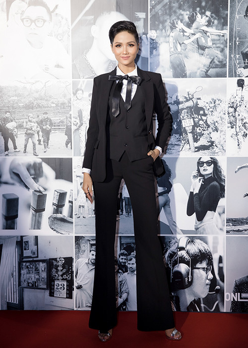 Tham gia chương trình, H’hen Niê đóng vai trò khách mời trao giải thưởng “Nhóm nhân vật xã hội truyền cảm hứng đến cộng đồng”.