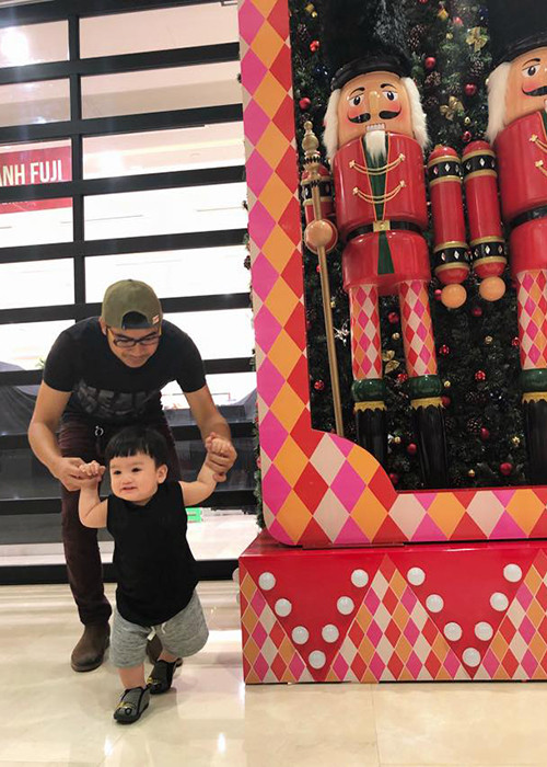 Nhóc tì nhà Thanh Bình thích thú đi chơi cùng bố mẹ.