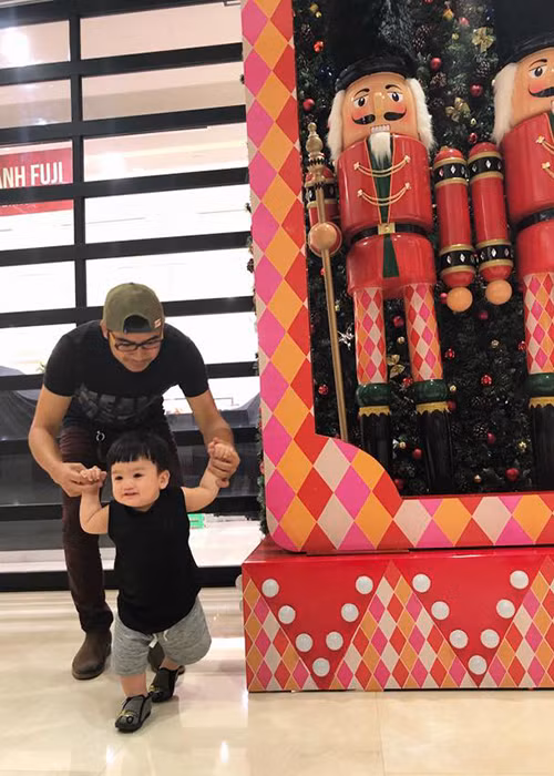 Nhóc tì nhà Thanh Bình thích thú đi chơi cùng bố mẹ.