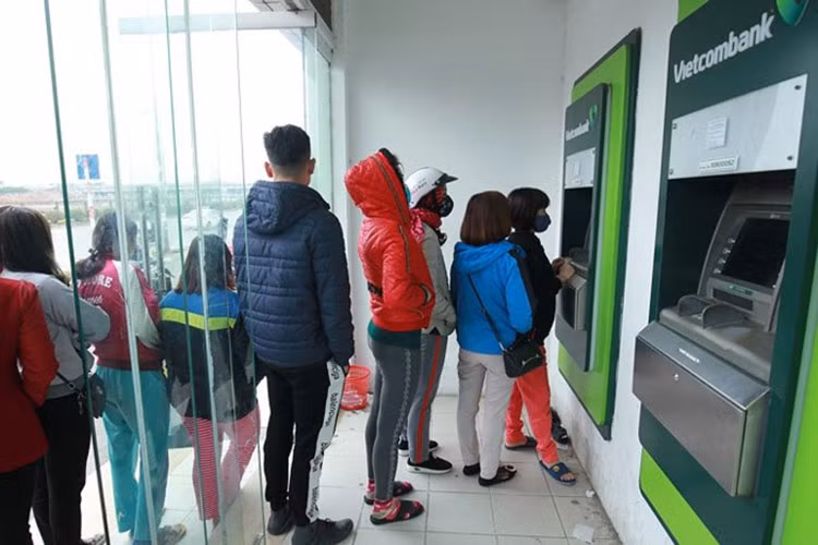 Điều đáng nói là trong số 3 máy rút tiền ATM này thì có 2 máy đều trong tình trạng báo hết tiền hoặc lỗi không rút được tiền. Chính vì vậy người lao động phải xếp hàng chờ rút tiền từ máy ATM còn lại.