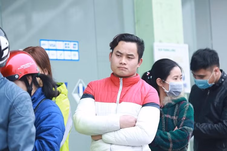 Tuy nhiên, tình trạng này vẫn xảy ra ở khu công nghiệp Thăng Long. Nhiều người tỏ rõ sự sốt ruột khi đứng chờ cả tiếng đồng hồ vẫn chưa đến lượt.