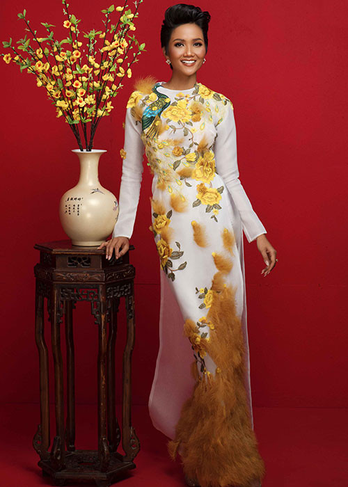 Trong bộ ảnh, H’hen Niê diện áo dài màu trắng thêu họa tiết hoa vàng, đính lông đặc biệt.
