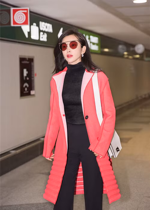 Lý Băng Băng gặt hái nhiều thành công trong sự nghiệp diễn xuất. Chuyện tình riêng của cô cũng như ý. Hiện nữ diễn viên đang hạnh phúc bên bạn trai kém cô 15 tuổi. Ảnh: Sina