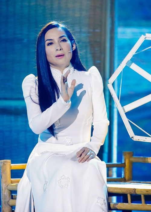 Để các con nuôi có cuộc sống đủ đầy, Phi Nhung tích cực đi hát và kinh doanh nhà hàng.