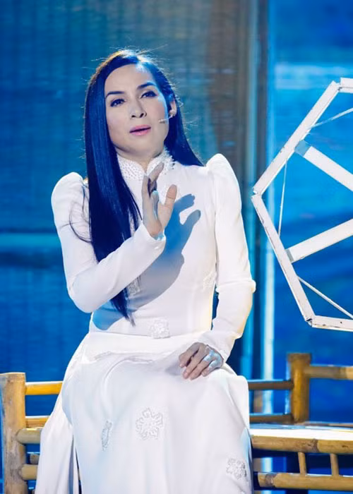 Để các con nuôi có cuộc sống đủ đầy, Phi Nhung tích cực đi hát và kinh doanh nhà hàng.