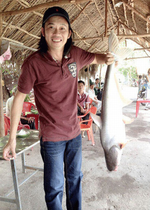 Vì quá gầy, Hoài Linh trông già hơn hẳn so với những người cùng sinh năm 1969. Ảnh: Dân Việt