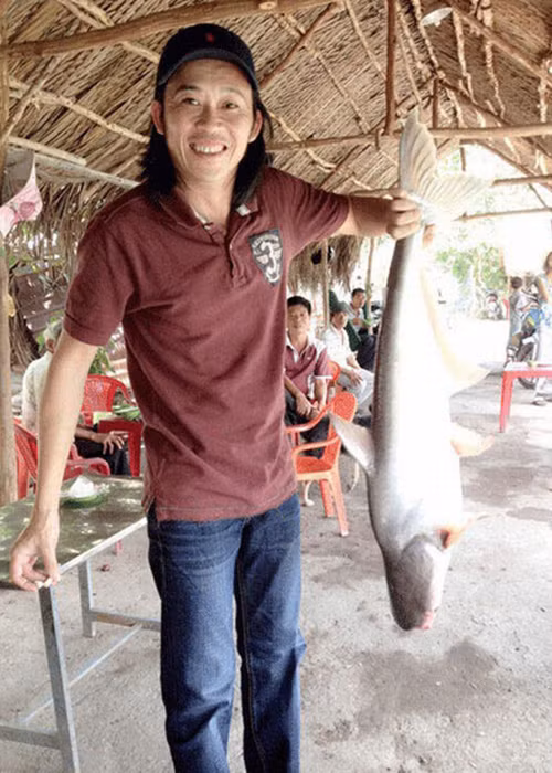 Vì quá gầy, Hoài Linh trông già hơn hẳn so với những người cùng sinh năm 1969. Ảnh: Dân Việt