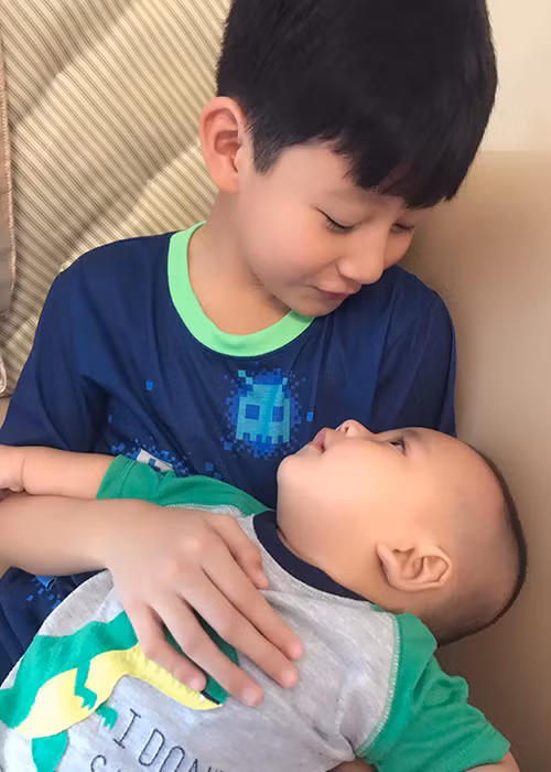 Bé Nu tên thật là Nguyễn Đức Minh Trung. Bé được khen giống bố như tạc.