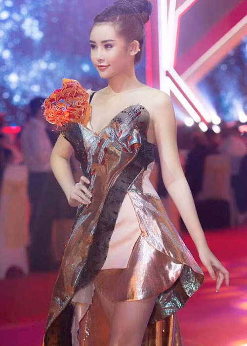 Sau ồn ào, Ngân Anh xin lỗi Nguyễn Thị Thành và phân trần không có ý xúc phạm đàn chị.