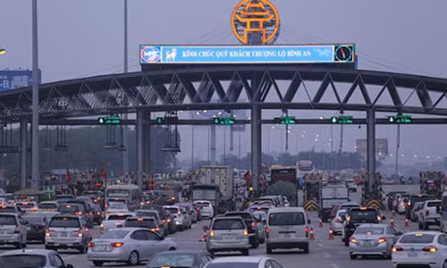 Hàng nghìn phương tiện ùn ứ tại khu vực trạm soát vé đường Pháp Vân-Cầu Giẽ chiều mùng 4 Tết. Ảnh:Vnexpress.