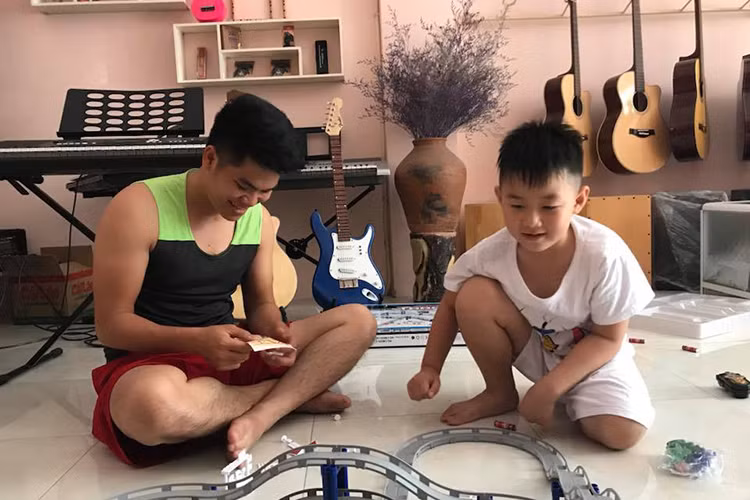 Hình ảnh chồng trẻ của Lê Phương vui vẻ chơi đùa cùng bé Cà Pháo.