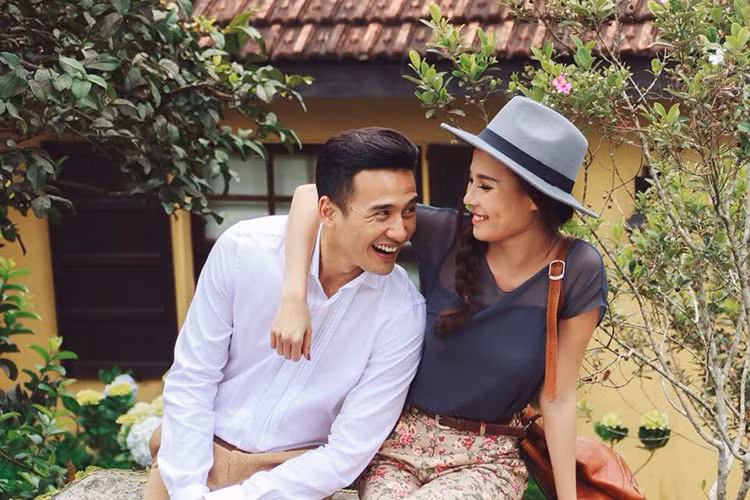 Thúy Diễm nhắn nhủ Lương Thế Thành: “Năm nay năm con cún. Ăn Tết xong vợ chồng nhà mình kiếm 1 thằng cún con để nựng nha chồng”.