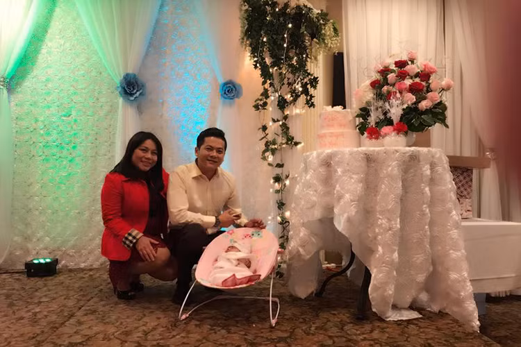 Hình ảnh Hoàng Anh và vợ Việt kiểu tổ chức tiệc đầy tháng cho con gái ở Mỹ.