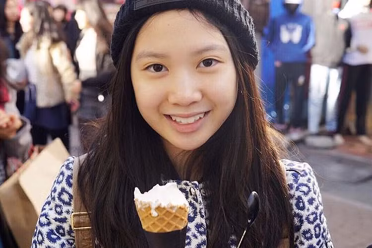 Con gái của Chân Tử Đan chơi đàn piano và nhảy rất giỏi. Ảnh: FBNV