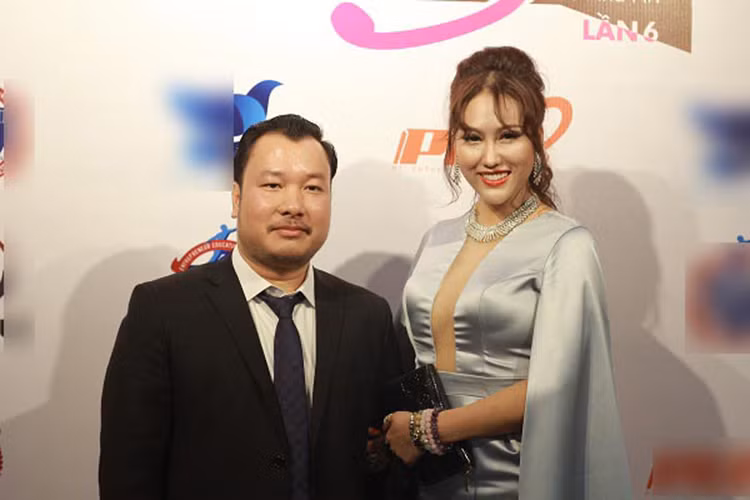 Phi Thanh Vân đã đường ai nấy đi với doanh nhân Triệu Văn Dương chỉ sau một thời gian ngắn hẹn hò. Khi còn gắn bó, "nữ hoàng dao kéo" hết lời khen ngợi nửa kia của mình thành đạt, tâm lý.