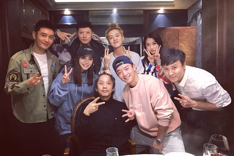 Sau 2 tháng tuyên bố hẹn hò, Luhan và Quan Hiểu Đồng lần đầu xuất hiện bên nhau trong buổi ăn tối bên ê-kíp “Keep Running”. Ảnh: Weibo