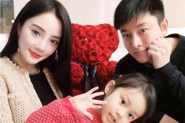 Giả Nãi Lượng - ông xã của Lý Tiểu Lộ cũng trở thành tâm điểm khi vợ vướng ồn ào ngoại tình. Ảnh: Weibo