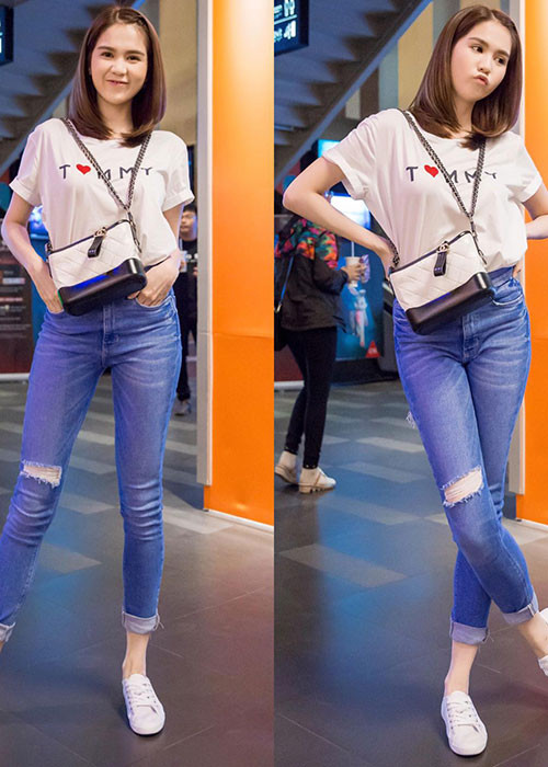 Ngọc Trinh trẻ trung trong set đồ kín đáo: áo thun, quần jeans khi đi xem phim.
