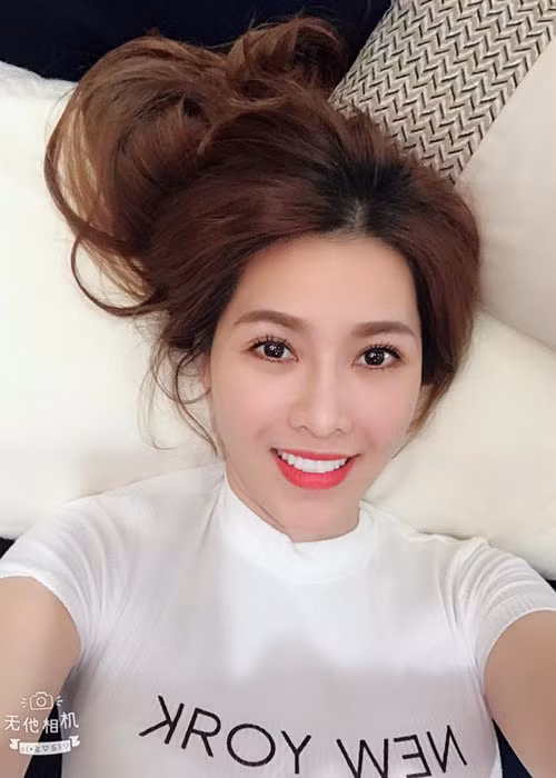 Quế Vân úp mở chia sẻ: “Bình yên nhất với một cô gái là được người mình yêu thương ôm trọn vào lòng và quên đi tất cả. Em nhớ anh thật nhiều”.