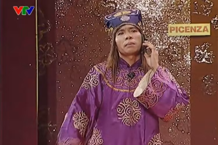 Ngoài ngoại hình, cử chỉ, điệu bộ của “cô Đẩu” trong Táo Quân cũng ngày càng nữ tính. Ảnh: VTV