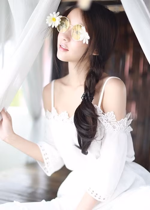 Yoshi sở hữu gương mặt xinh đẹp, vóc dáng mảnh mai. Trước khi tham gia cuộc thi hoa hậu, cô được biết đến là một hot girl mạng.