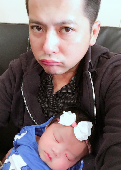 Khi Quỳnh Như sinh con, Hoàng Anh luôn túc trực trong bệnh viện để chăm sóc vợ và con gái.