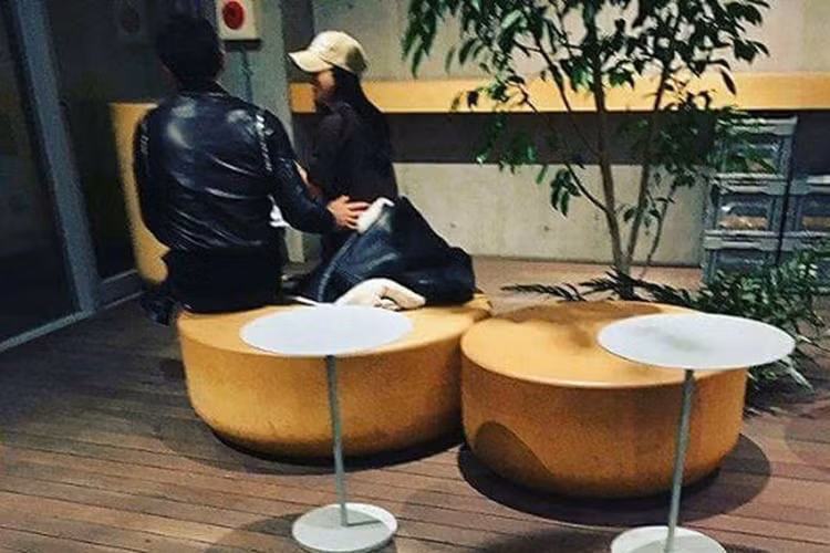 Mới đây, một tài khoản đăng tải hình ảnh Bi Rain - Kim Tae Hee tại một quán cà phê ở Tokyo, Nhật Bản. Trong ảnh, Bi Rain tình tứ ôm eo bà xã còn Kim Tae Hee nở nụ cười rất rạng rỡ. Ảnh: Instagram.