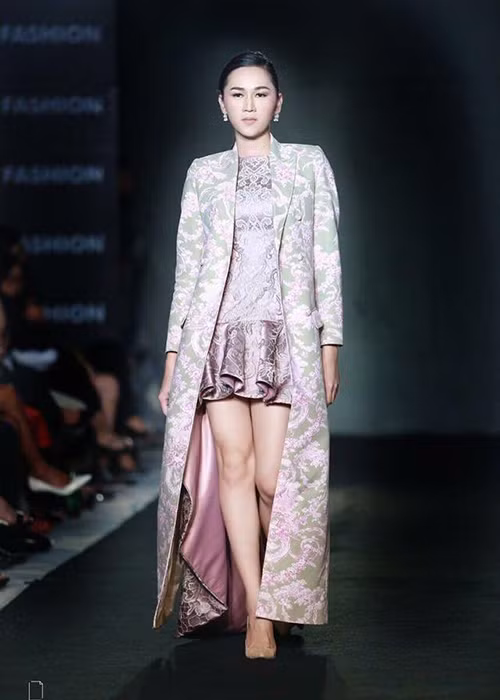 Người đẹp chuyển giới Lào hiện hoạt động trong làng người mẫu.