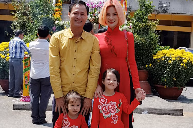 Vợ chồng siêu mẫu Thu Phương du xuân cùng hai cô con gái là một trong những tin tức sao Việt trong ngày 21/2.