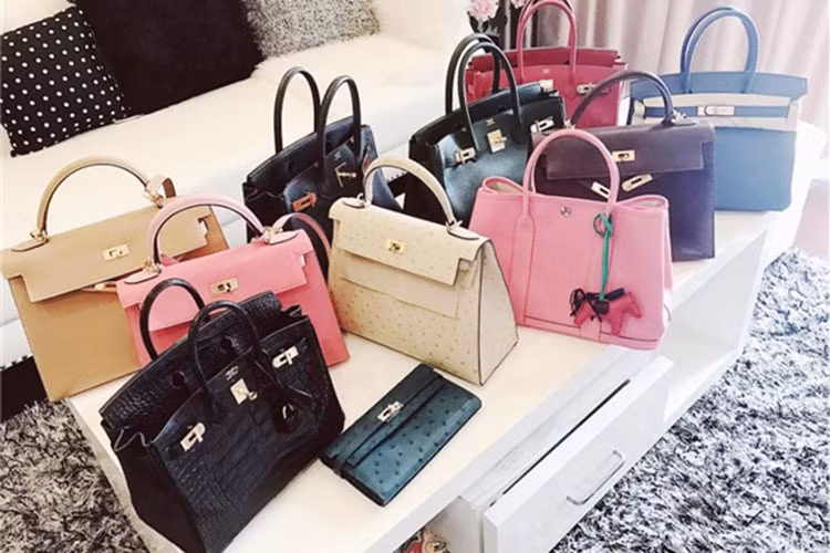 Trên trang cá nhân, Bảo Thanh còn thường xuyên khoe tủ đồ túi xách, đồng hồ, kính mắt, giày hàng hiệu. Ảnh: Vietnamnet