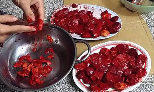 Cho rượu trắng vào bát gấc sao cho rượu vừa ngập gấc, rồi trộn đều thành hỗn hợp.