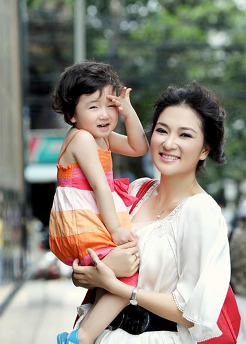 Trải qua một lần sinh nở, Hoa hậu Nguyễn Thị Huyền vẫn giữ được vóc dáng thon gọn. Ảnh: Phapluatplus