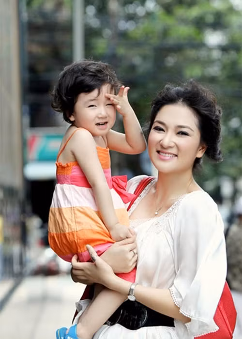 Trải qua một lần sinh nở, Hoa hậu Nguyễn Thị Huyền vẫn giữ được vóc dáng thon gọn. Ảnh: Phapluatplus