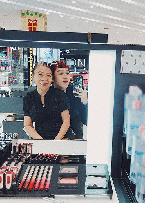 Minh Xù tâm sự về mẹ: “Đưa mẹ đi khắp thế gian. Trong cái khối rubik màu sắc sặc sỡ chặt chẽ ngoài kia, cần xoay thành 1 mặt phẳng thống nhất màu sắc. Tôi lại lựa chọn đặt khối lập phương đa màu ấy xuống để nuông chiều cảm xúc cá nhân không bao giờ nhàm chán. Đó là niềm vui cho gia đình. Mẹ là để yêu thương. Mẹ là người phụ nữ đẹp nhất trong lòng Minh Xù”.