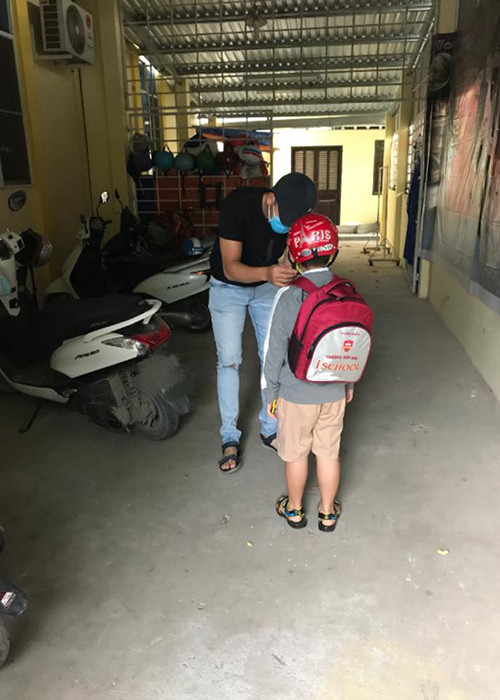 Khoảnh khắc ông xã của Lê Phương cài dây mũ bảo hiểm cho bé Cà Pháo gây chú ý.