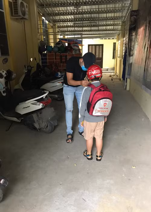 Khoảnh khắc ông xã của Lê Phương cài dây mũ bảo hiểm cho bé Cà Pháo gây chú ý.