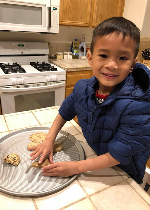 "Búp bê" Thanh Thảo khoe con trai nuôi tự làm các loại bánh từ pizza đến bích quy.