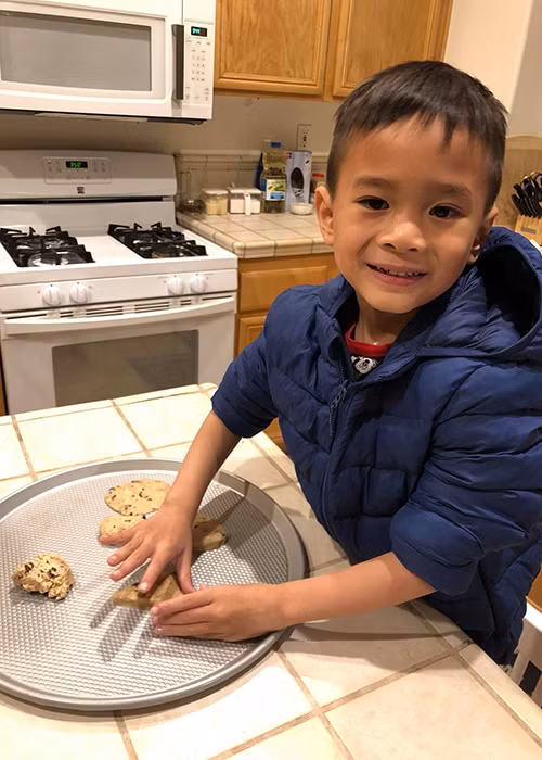 "Búp bê" Thanh Thảo khoe con trai nuôi tự làm các loại bánh từ pizza đến bích quy.