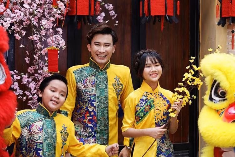 MV của Chí Thiện ngập tràn cảnh xuân với: bánh chưng, bánh tét, cành mai, cành đào, phong tục múa lân, lì xì. Ảnh: Hoa học trò