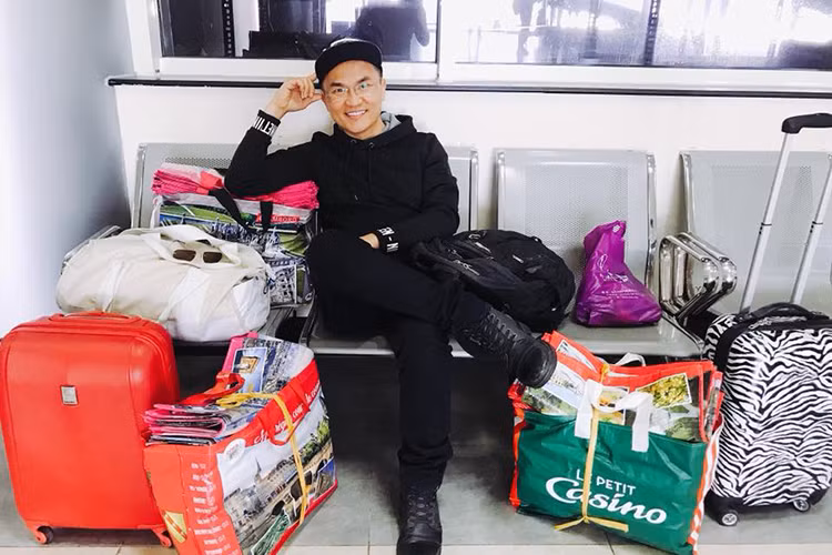 MC Đại Nghĩa đáp chuyến bay đi từ thiện ở tỉnh Khánh Hòa.