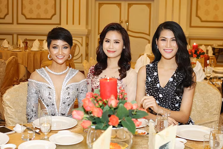 H'hen Niê tươi rói bên các thí sinh của cuộc thi Hoa hậu Hoàn vũ Việt Nam 2017.