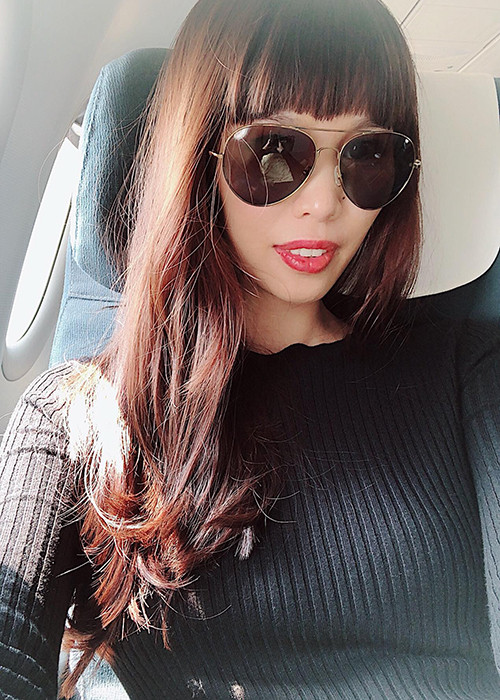 Bà bầu Hà Anh đáp chuyến bay đi Hong Kong.