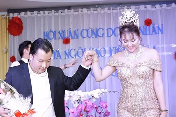 Chia sẻ lý do chia tay bạn trai đại gia, "nữ hoàng dao kéo" Phi Thanh Vân cho biết cả hai quá bận và quyết định giữ mối quan hệ bạn bè. Ảnh: Dân Việt