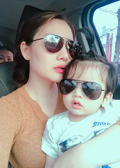 Dù còn nhỏ nhưng bé Phôi đã được bố mẹ chăm chút kỹ lưỡng về ăn mặc.